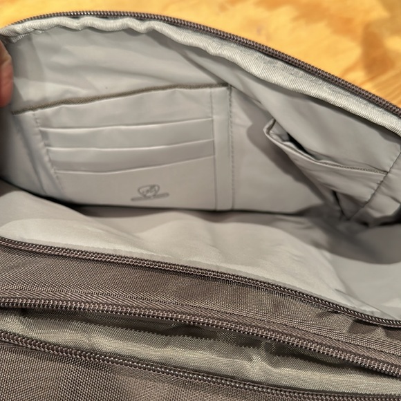 NWOT , anti theft Travelon crossbody , multiple zipper compartments - Picture 2 of 16